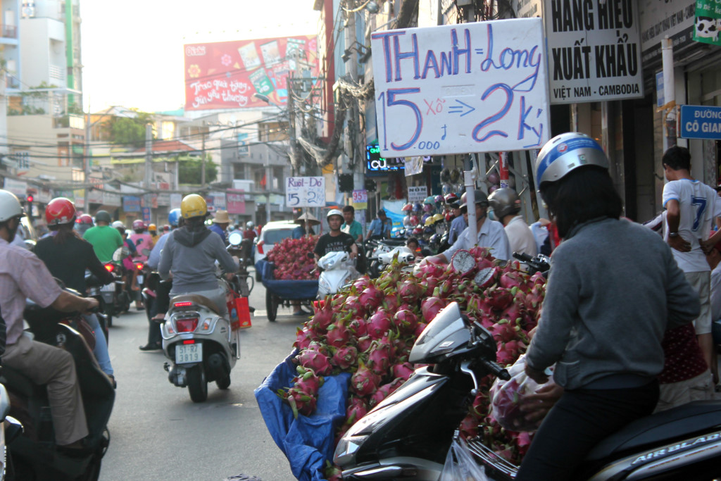 Hàng loạt khách ham rẻ dính đòn vì biển quảng cáo độc chiêu của gánh hàng rong Hàng loạt khách ham rẻ dính đòn vì biển quảng cáo độc chiêu của gánh hàng rong